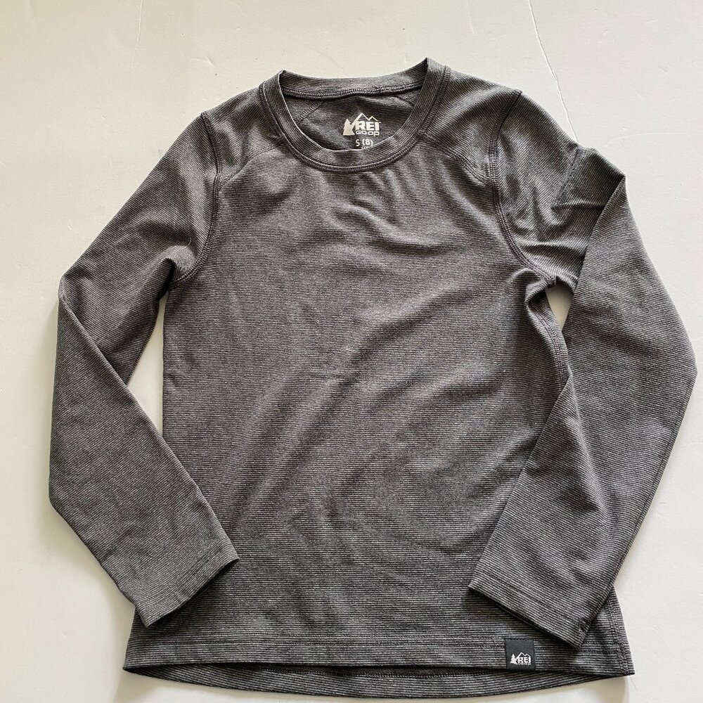 REI Co-op kids Small (8) long sleeved grey base layer shirt, EUC.
